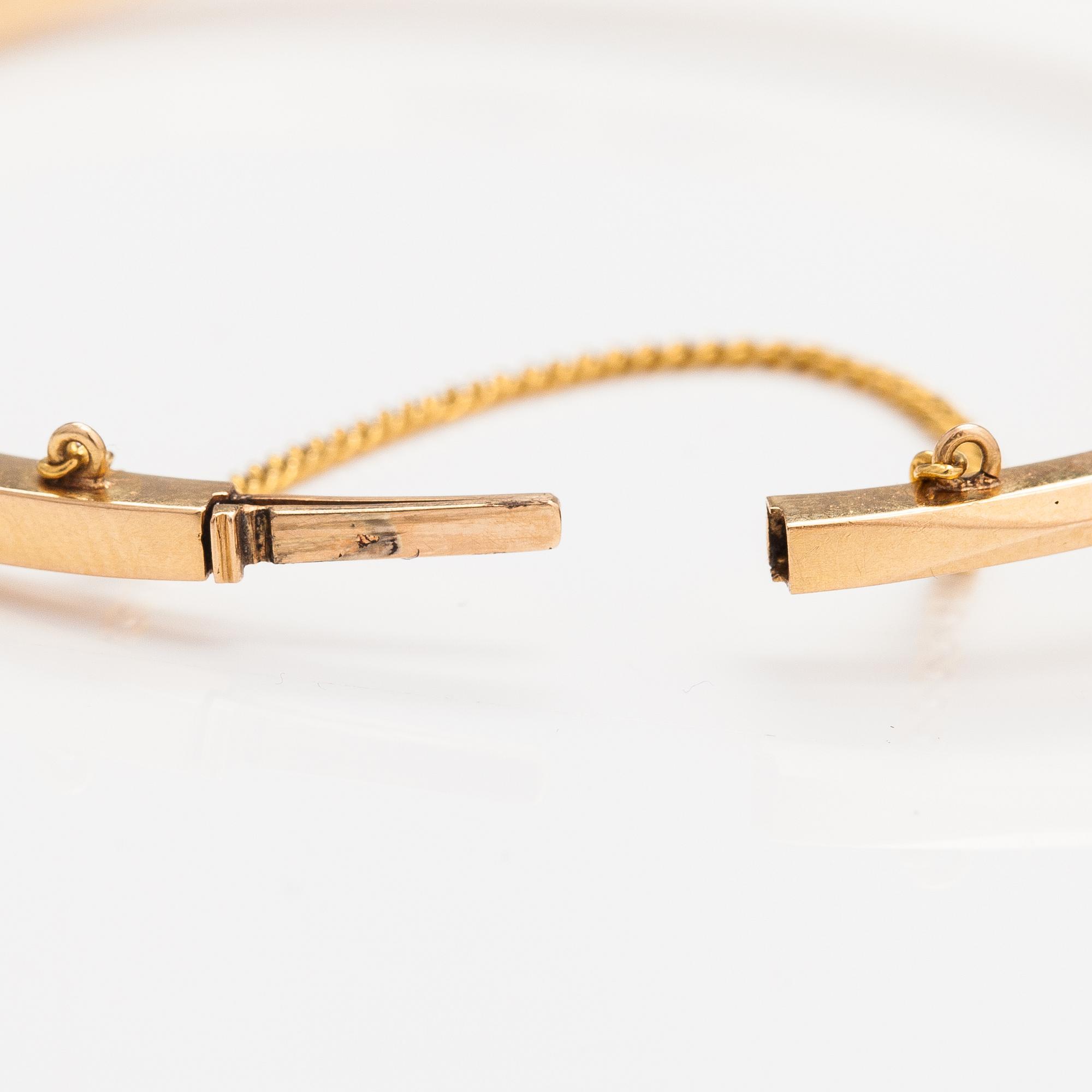 Otto Roland Mellin, An 18K gold bracelet with a cultured pearl and old-cut diamonds ca. 0.48 ct in total. Helsinki 1897.