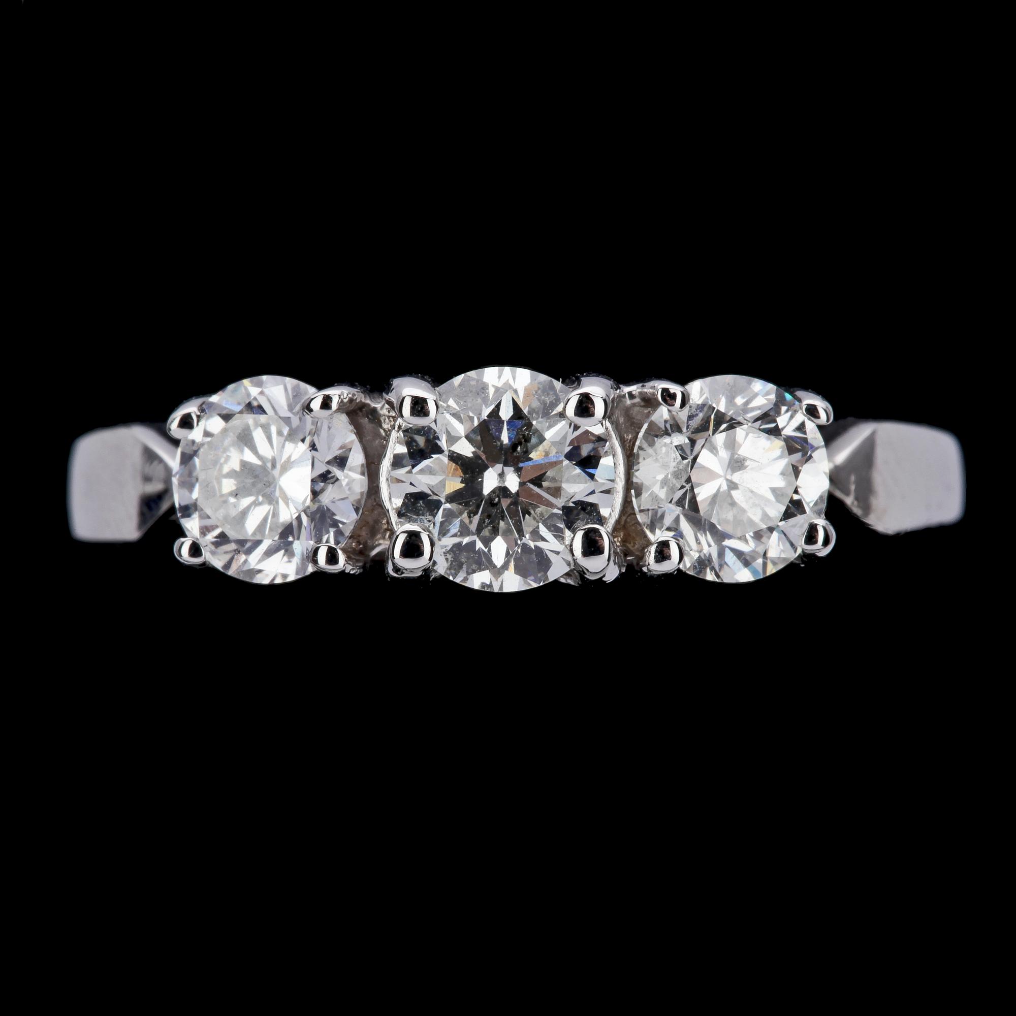 RING, tre briljantslipade diamanter, 0.54 ct, samt 2 ct 0.40 ct.