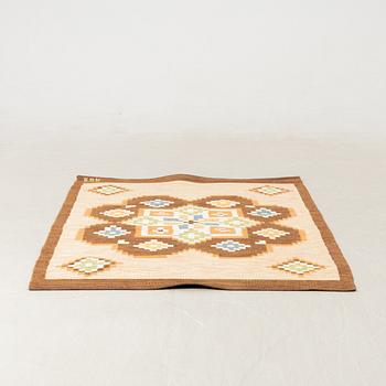 Anna-Greta Sjöqvist, Matta rölakan, ca 240x135 cm, signerad AGS.