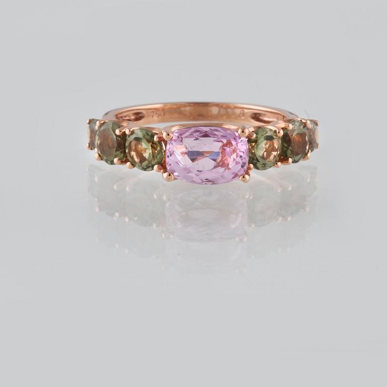 RING, 18K guld med ovalslipad kunzit ca 1.78 ct samt fasettslipade turmaliner ca 1.38 ct. Vikt 3,5 gram.