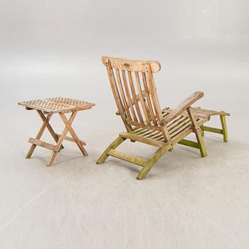 A Jutlandia teak deck chair and table later part of the 20th century.