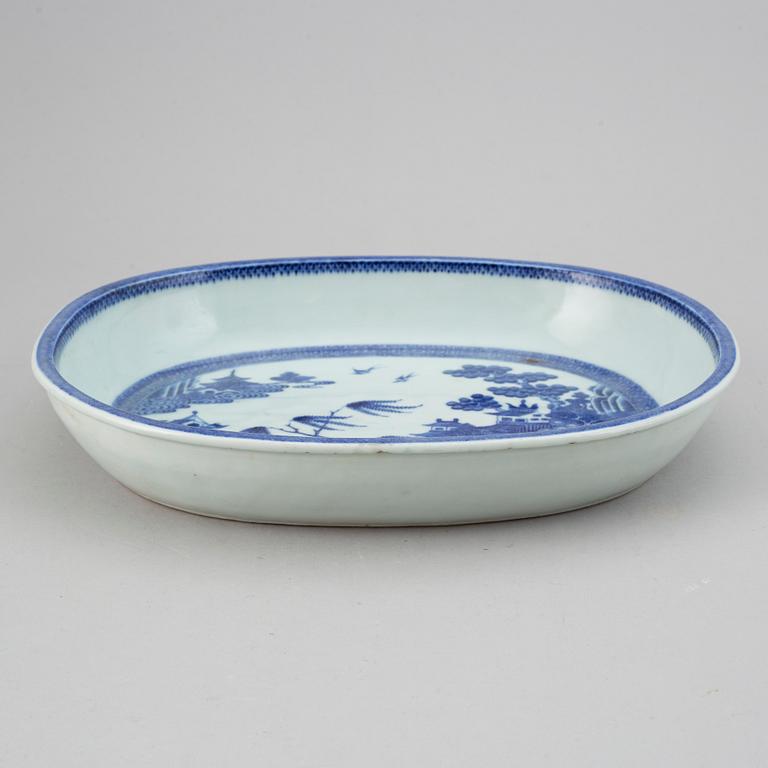 A blue and white serving dish, Qing dynasty, Jiaqing (1796-1820).