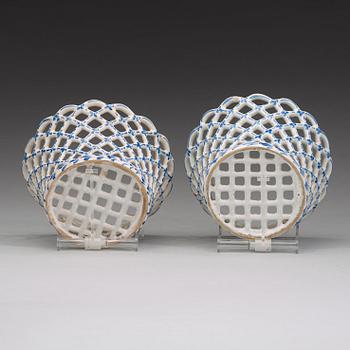 A pair of Swedish faience chesnut baskets, Rörstrand, 1700-tal.