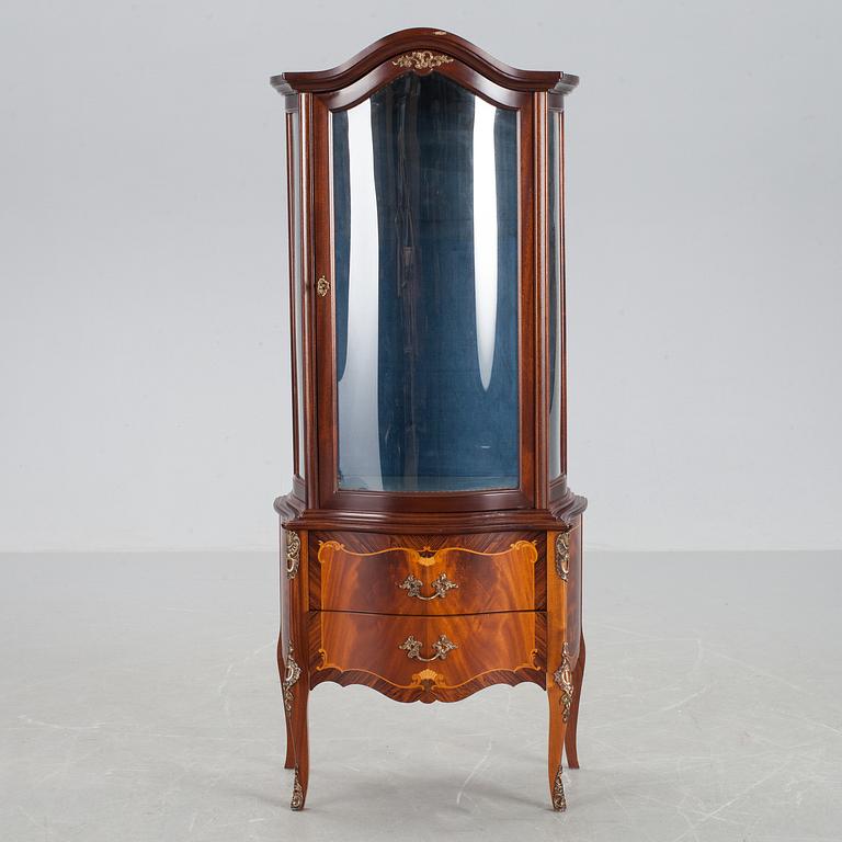 VITRINSKÅP, rokokostil. 1900-talets slut.