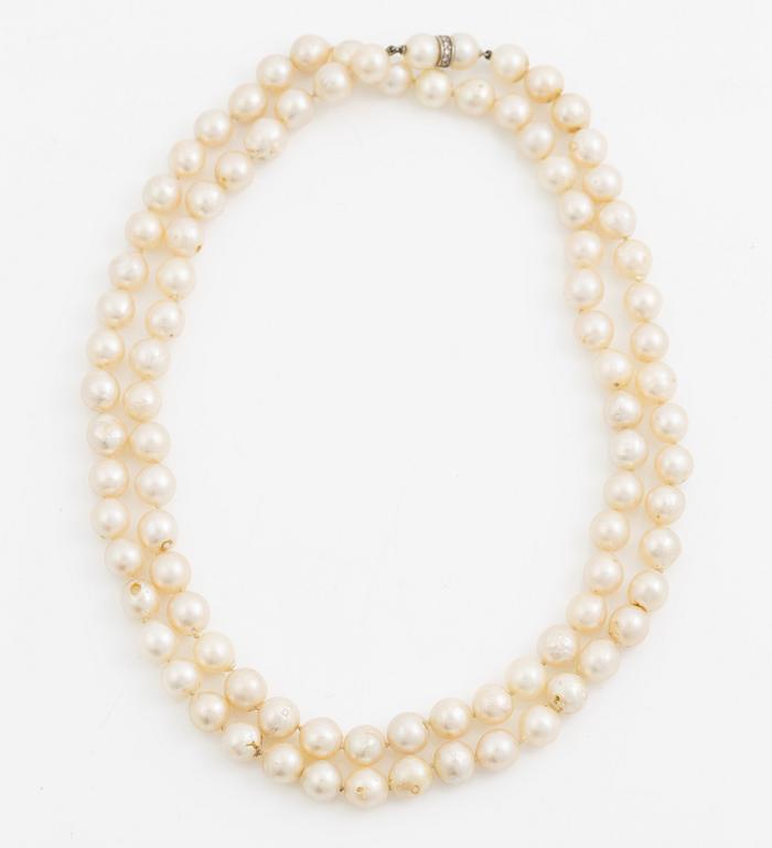 Pearl necklace, cultured pearls with a clasp of white gold set with octagon-cut diamonds.