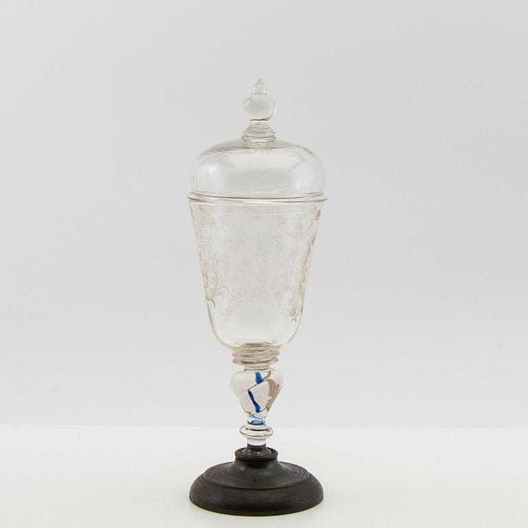 Cup with lid, glass, 18th century.