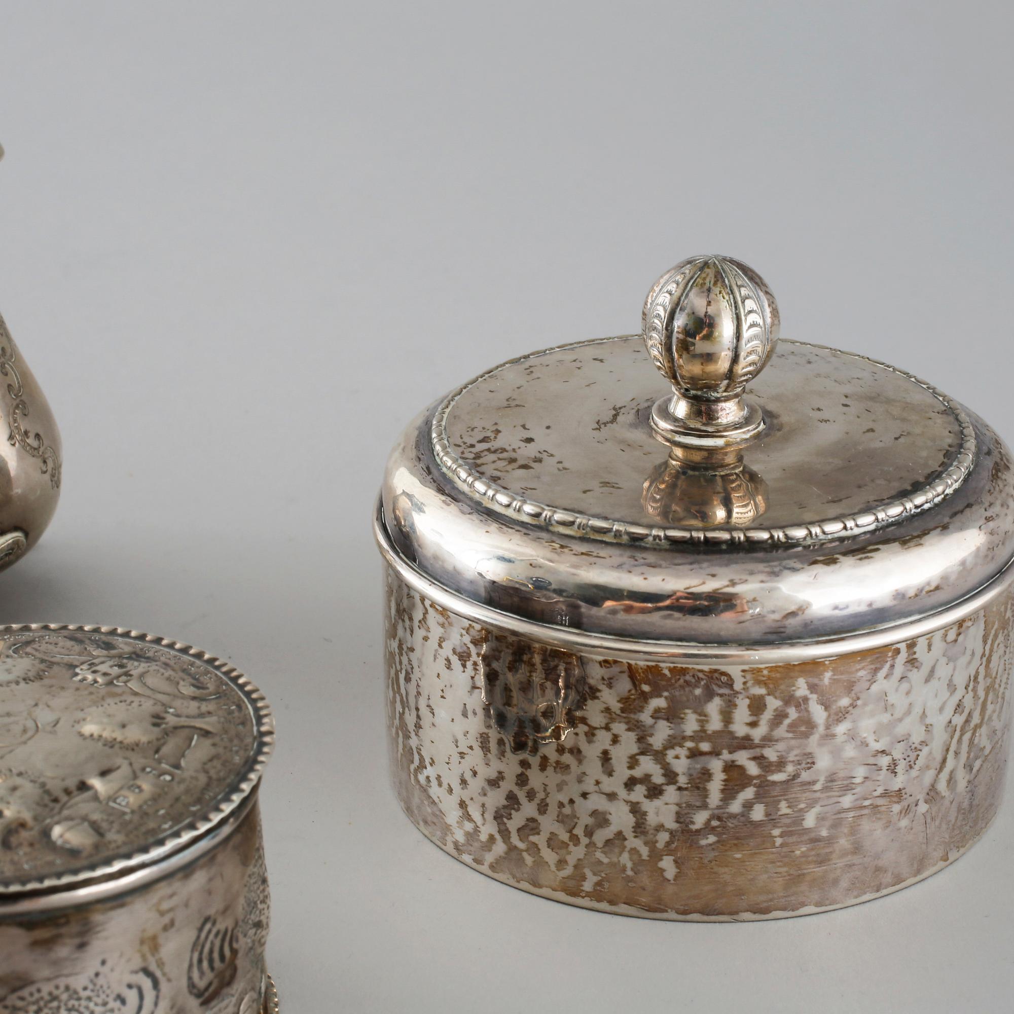 Three silver items from the 19th and 20th century. Weight 349 g.