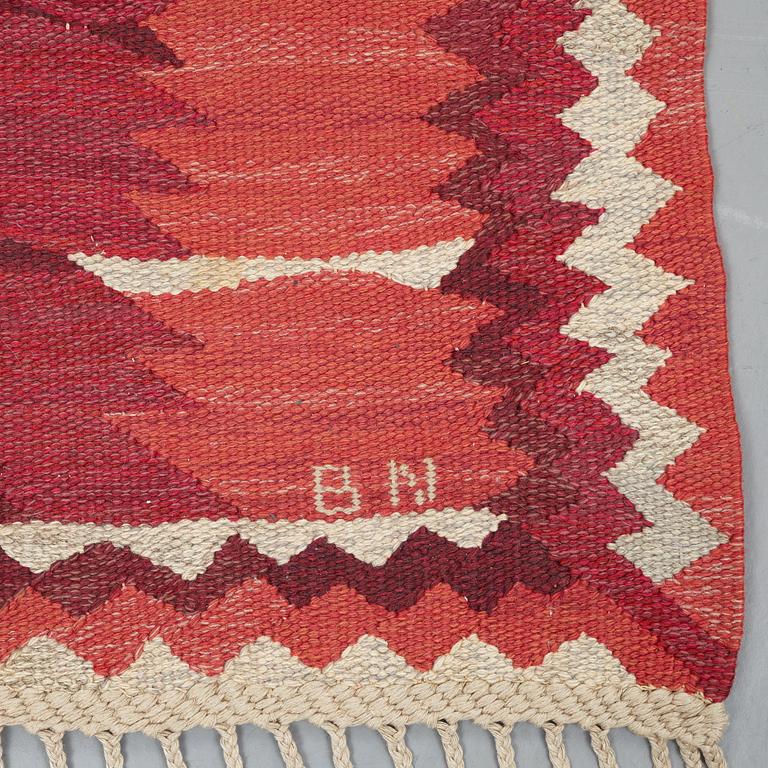 Barbro Nilsson, matto, "Strålblomman, röd", flat weave, ca 313,5-316 x 201,5-204,5 cm, signed AB MMF BN.