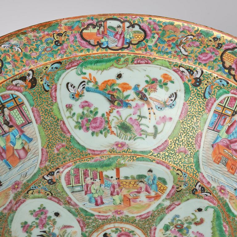 A large famille rose Canton basin, Qing dynasty, 19th Century.