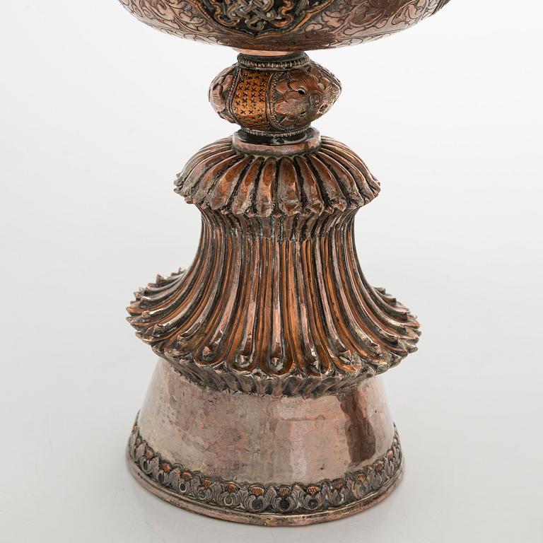 Voiamppupari, Tiibet, kupari, hopeoitu koristelu. 1800-luku.