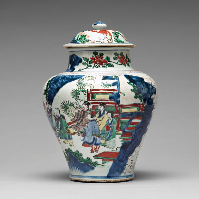 A Transitional wucai baluster vase with cover, 17th Century, Shunzhi (1644-1662).