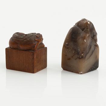 A set with two seals, two jade plaques and a necklace with sculptured beads, Qing dynasty.