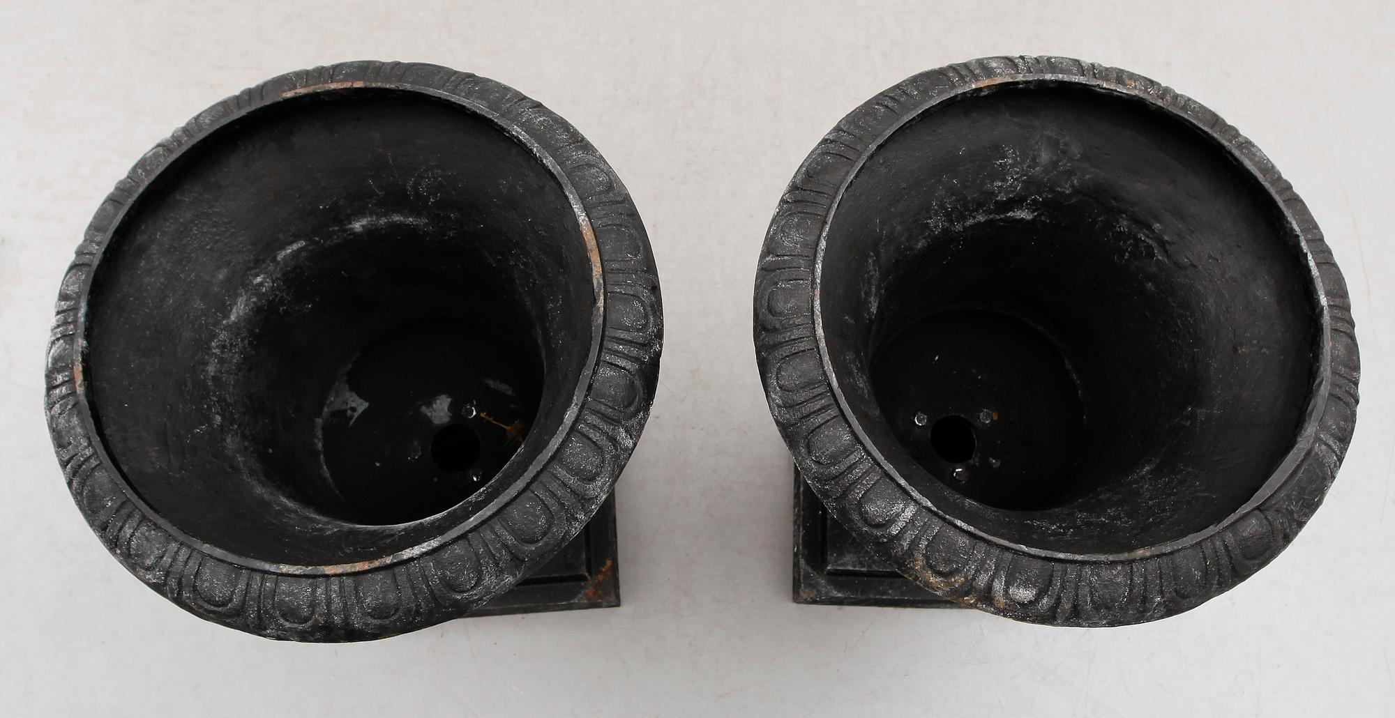 TRÄDGÅRDSURNOR, 1 par, gjutjärn, modern tillverkning.