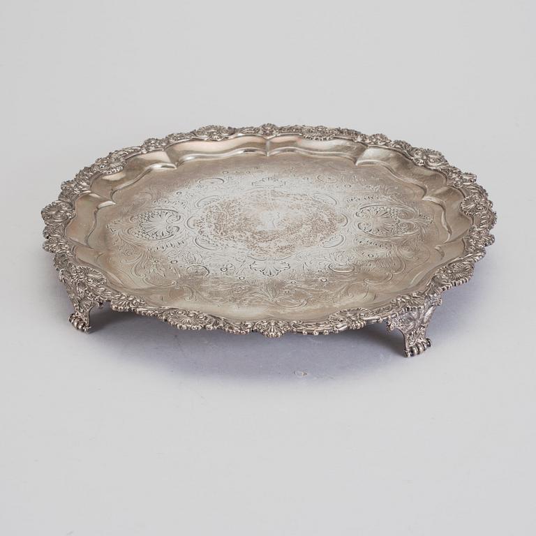 SALVER, silver. Robert Gray & Sons, Glasgow 1823. Vikt ca 1800 g.