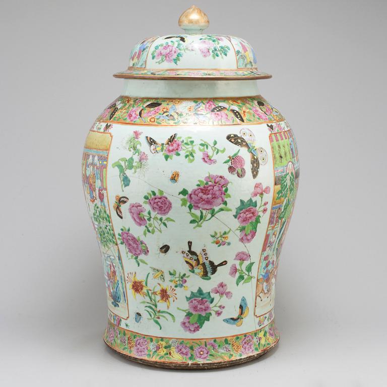 A large famille rose Canton vase with cover, Qing dynasty, late 19th century.