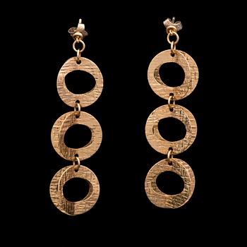 A PAIR OF ELIS KAUPPI EARRINGS, 14K gold. Kupittaan Kulta, Turku Finland.