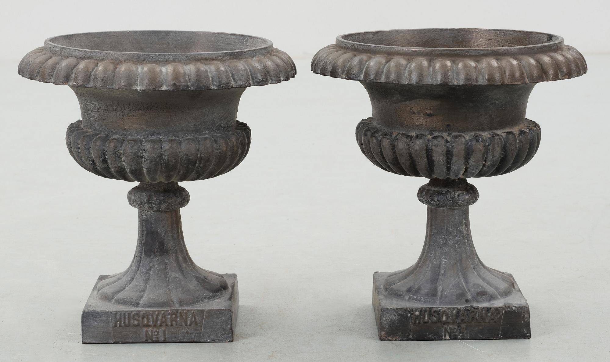 TRÄDGÅRDSURNOR, ett par, gjutjärn, Husqvarna No 1, 1900-talets första hälft.