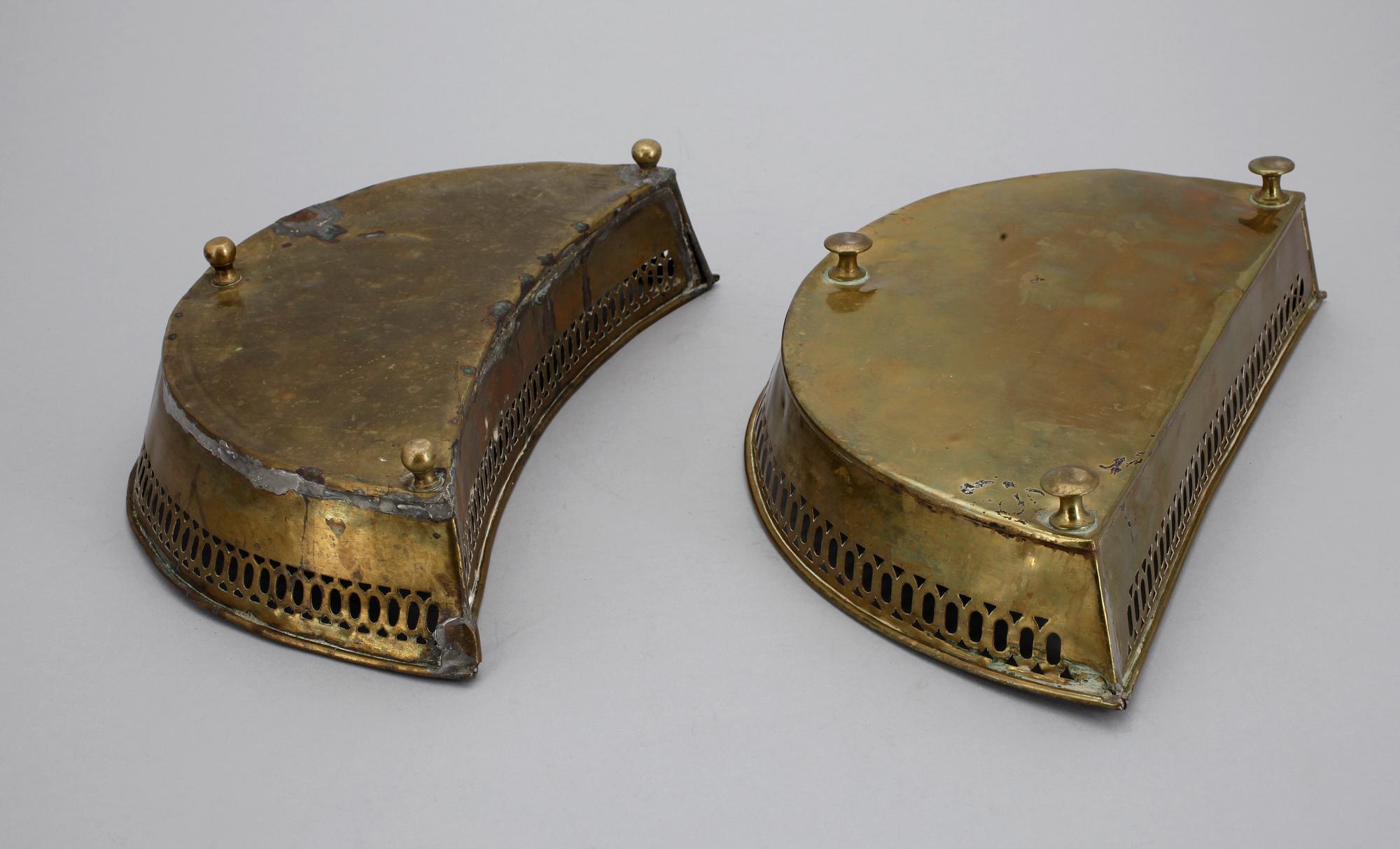SPOTTKOPPAR, 2 st, mässing, empire, 1800-talets första hälft.