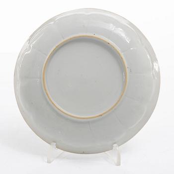 Mugg, bålskål samt fat, tre stycken, porslin. Qingdynastin, 1700-tal.