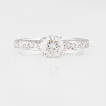 RING, 18K vitguld med briljantslipad diamant ca 0.70 ct samt små briljantslipade diamanter ca 0.15 ct. Vikt 2,9 gram.