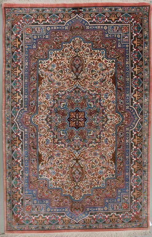 An oriental silk rug, signed around 157 x 101 cm.