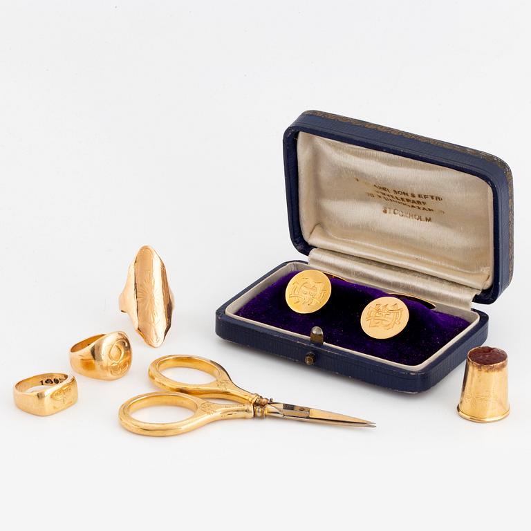 RINGAR 3 st, MANSCHETTKNAPPAR, SAX och FINGERBORG, 18K guld.