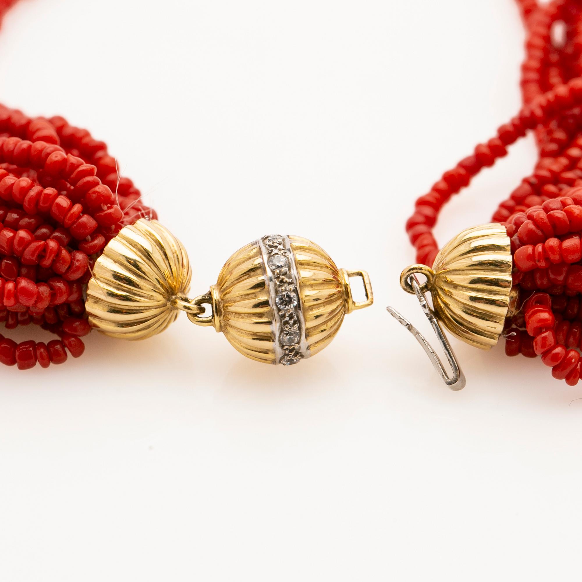 Necklace, with coral and clasp in 18K gold.