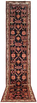 A Hamadan runner, approx. 495 x 103 cm.