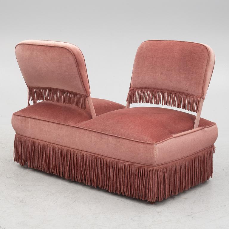 Soffa, s.k. fästmanssoffa / love seat, 1920-tal.