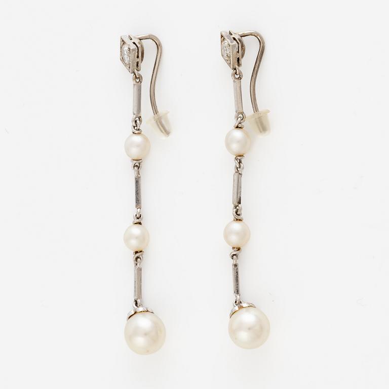 Örhängen, ett par, med briljantslipade  diamanter och pärlor.