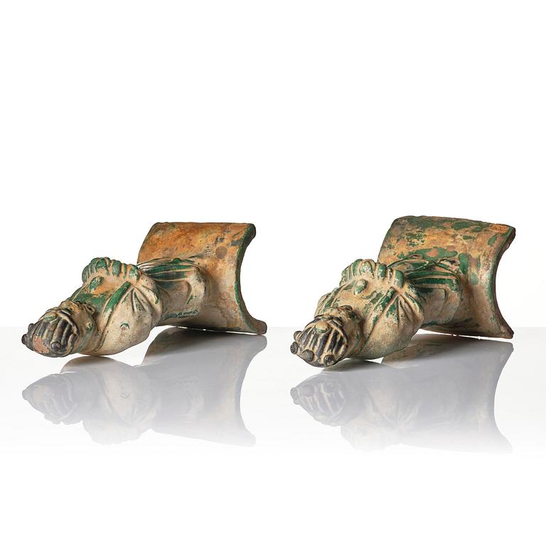 A pair of green and yellow glazed roof tiles figures, Ming dynasty (1368-1644).