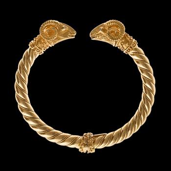 426. RANNERENGAS, 18K kultaa rubiineja, briljanttihiottuja timantteja n. 0.6 ct. Paino 47,2 g.