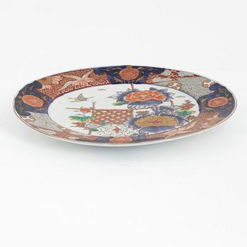 A Japanese imari porcelain dish, Meiji (1868-1912).