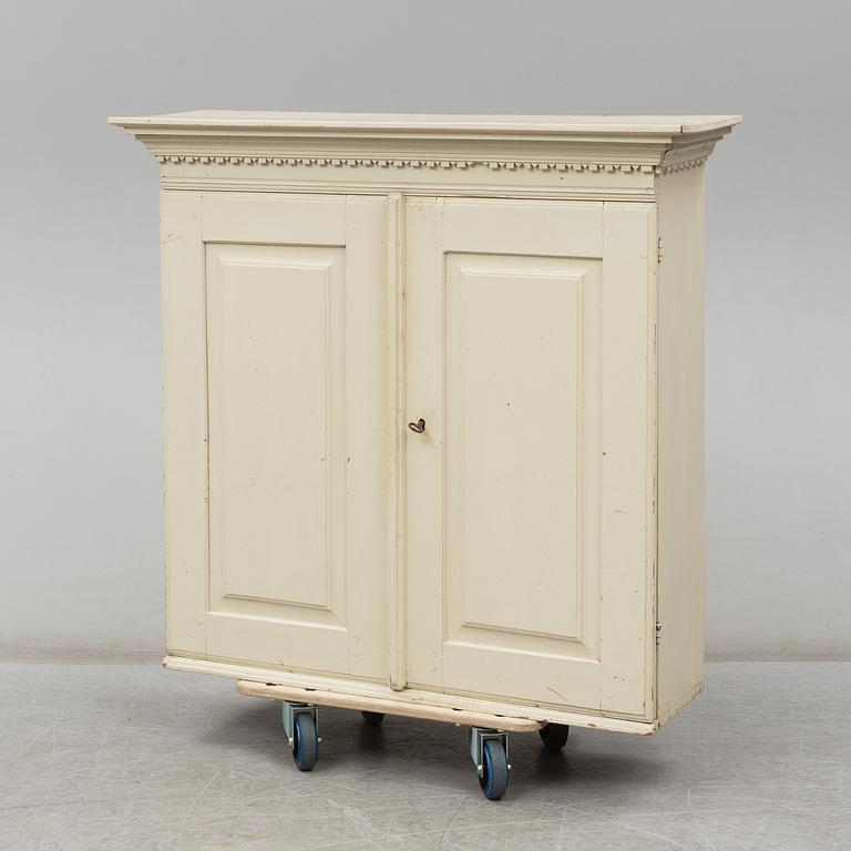 A gustavian caninet from around 1800.