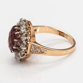 An 18K gold ring with a ca. 3.50 ct tourmaline and diamonds ca. 1.50 ct in total.