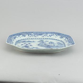 A blue and white serving dish, Qing dynasty, Qianlong (1736-95).