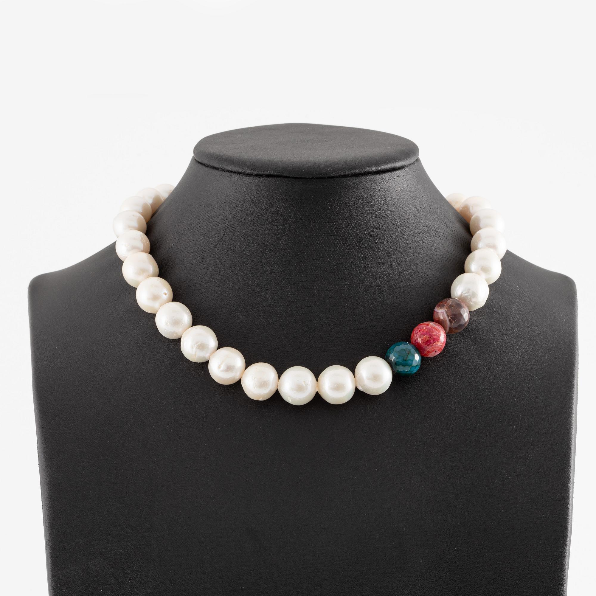 Collier med odlade sötvattenspärlor och agat, lås 18K vitguld.