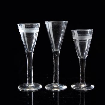 Snaspflaskor samt glas 7+11 st 1900-talets början.