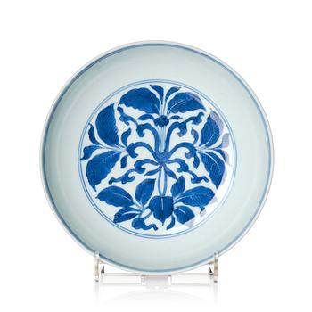 A blue and white dish, 17th century with Chenghua mark.