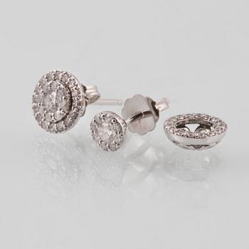 ÖRHÄNGEN, 14K vitguld med briljantslipade diamanter ca 0.66 ct. Vikt 2,3 gram.