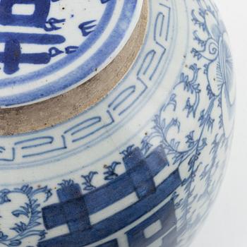 A pair of blue and white lidded porcelain ginger jars, China, Qing dynasty, 19th century.