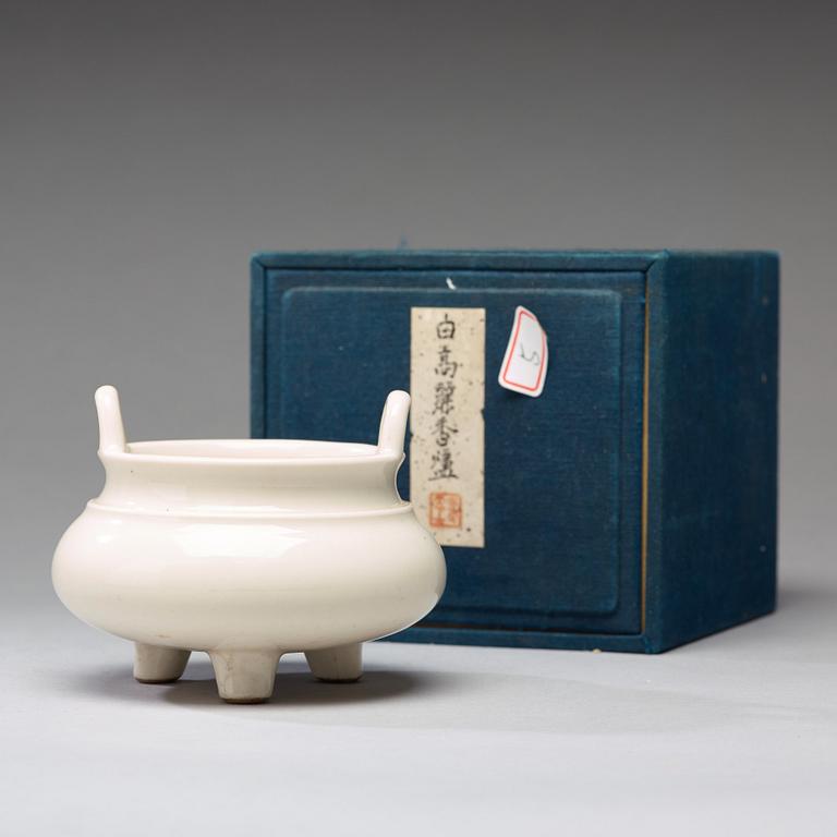 A blanc de chine censer, Qing dynasty, Kangxi (1662-1722).