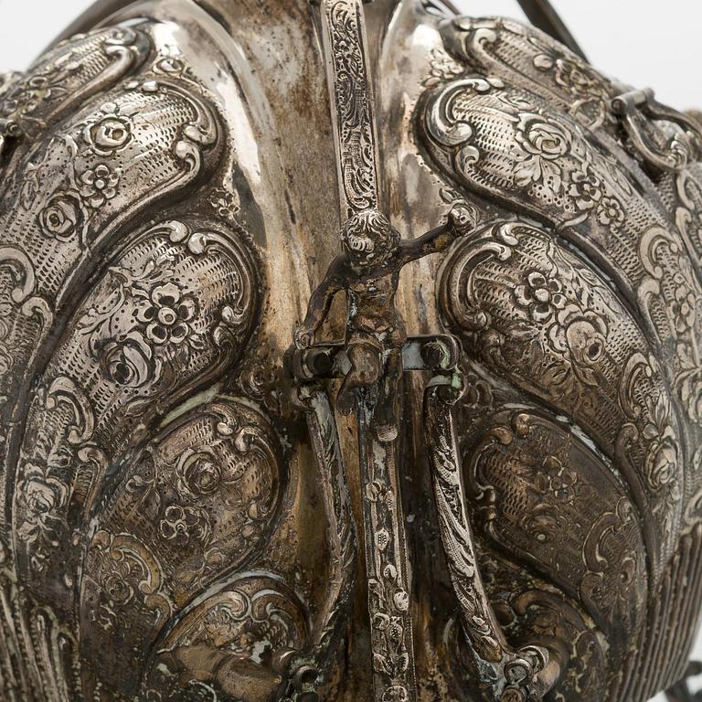 Biscuit / bread warmer, silver, Holland, later half of the 20th century.