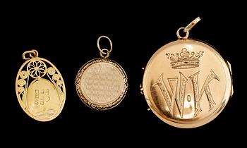 HÄNGEN, 3 st, 14 k guld och 18 k guld samt pärla. Total vikt ca 10 g.