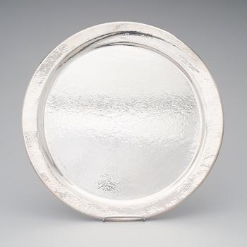 A silver tray marked Auran kultaseppä 1988, weight 1707 g.