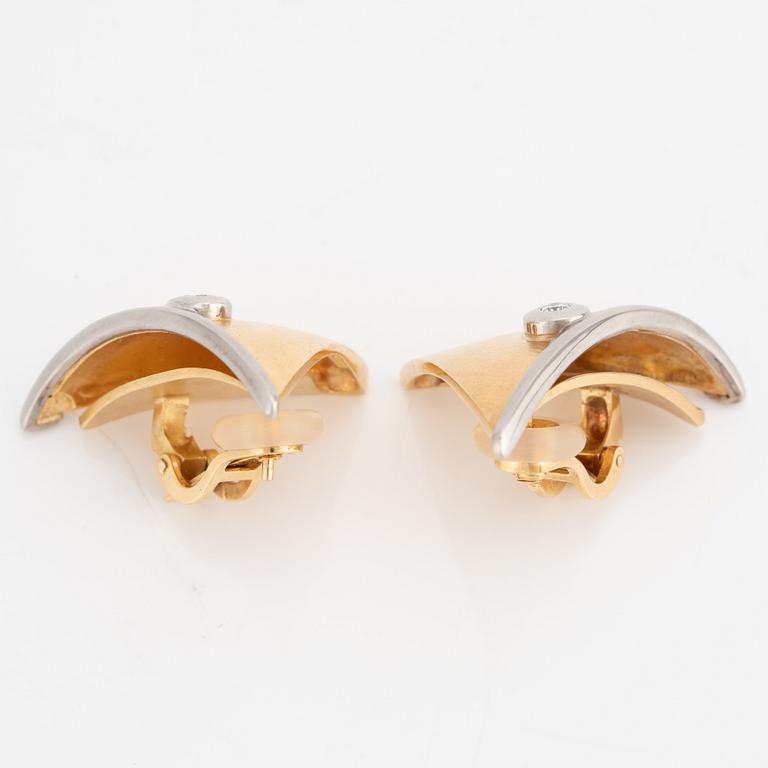 Ole Lynggaard a pair of earrings, 18K gold set with round brilliant-cut diamonds.