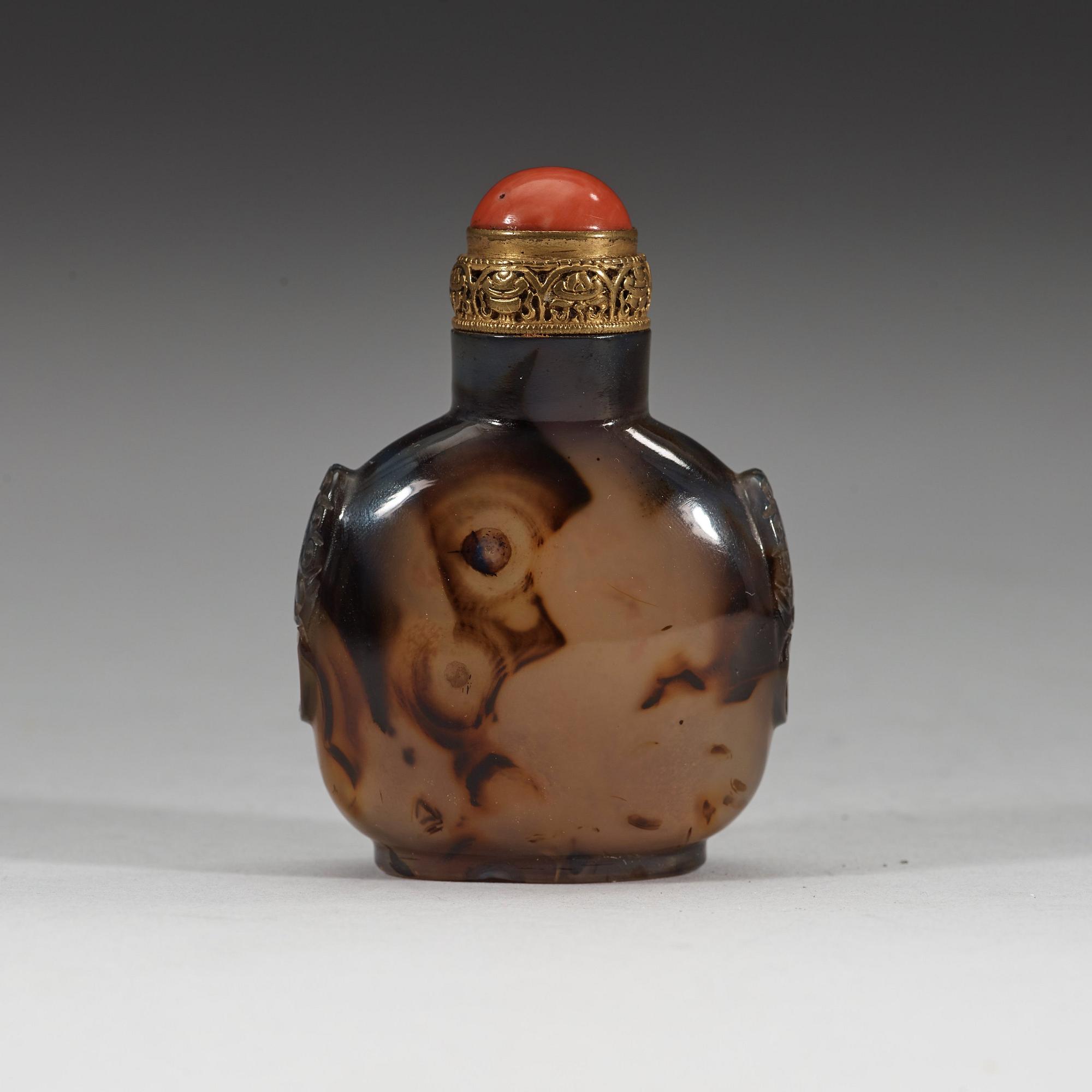 A agathe snuff bottle with stopper, Qing dynasty (1644-1912).