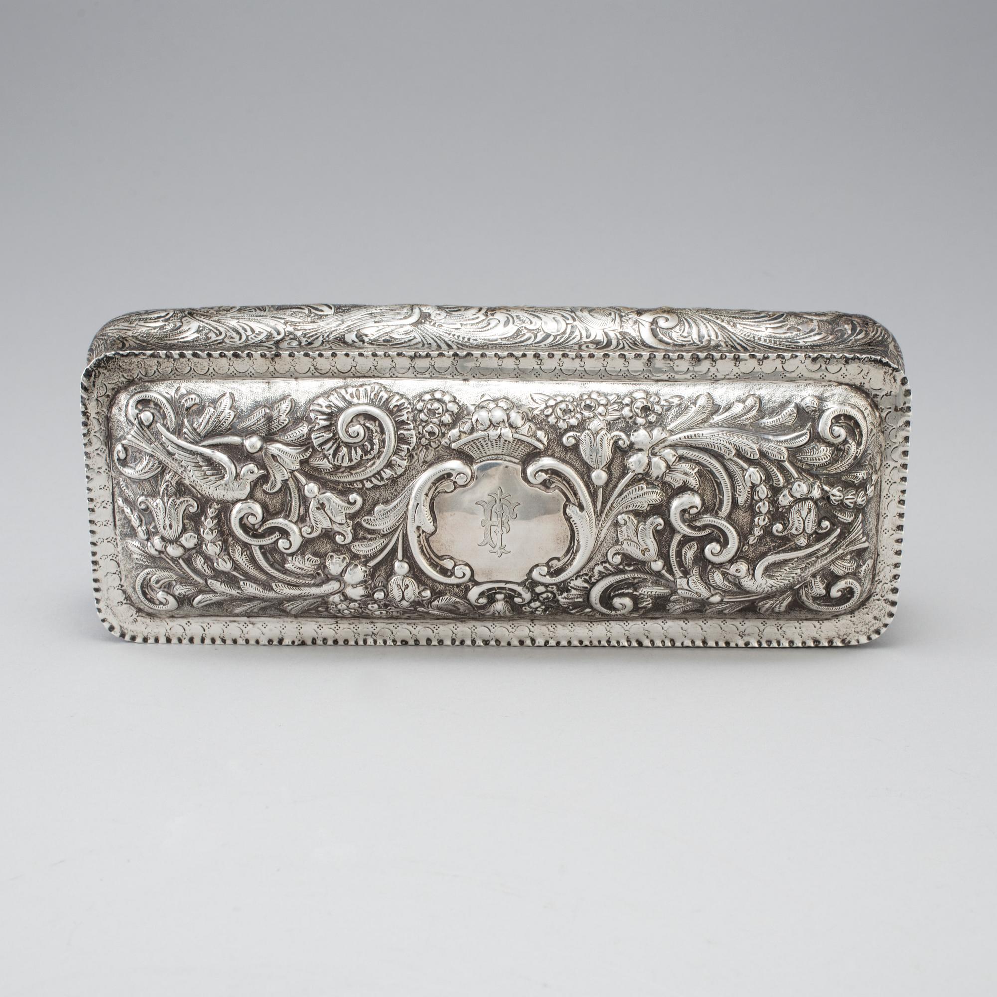 AN ENGLISH VICTORIAN SILVER BOX, London 1887. Weight with loose bottom ca 630 g.