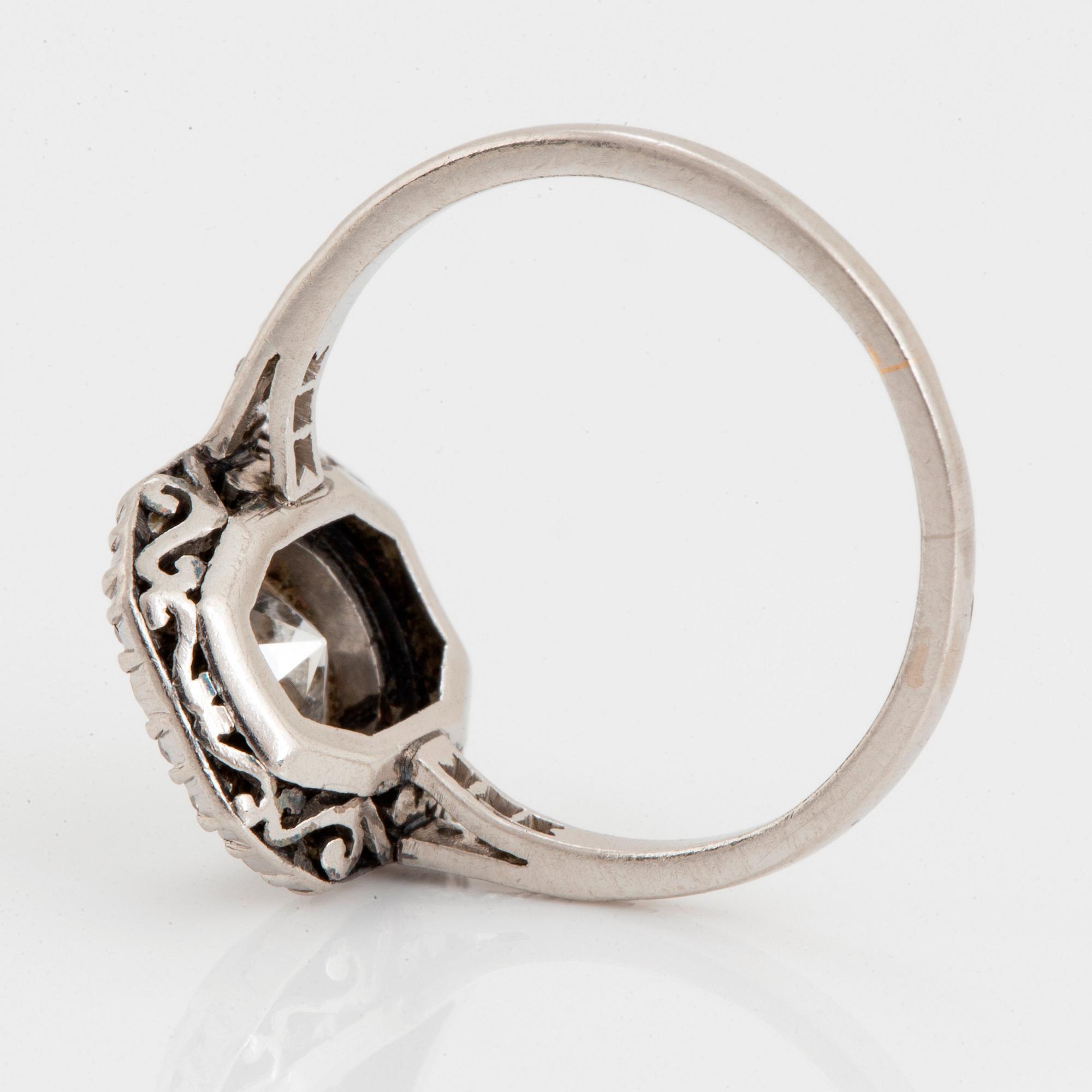 Ring med en gammalslipad diamant ca 1.20 ct kvalitet ca G/H si.