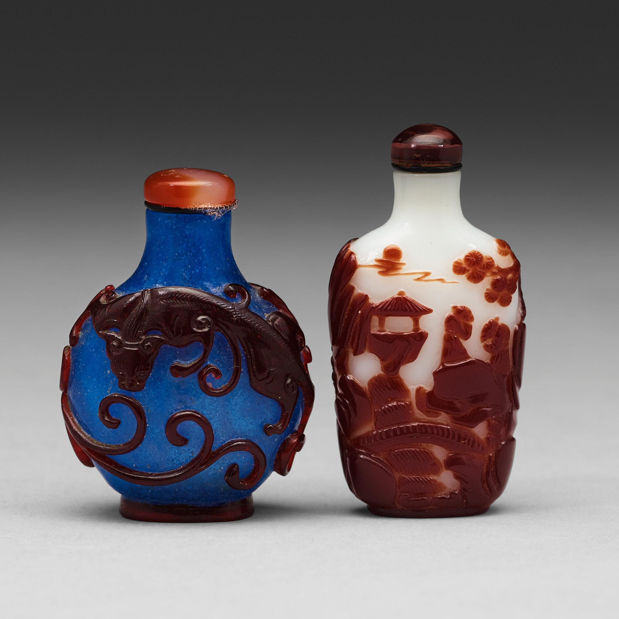 SNUSFLASKOR, två stycken, pekingglas. Kina, 1900-tal.